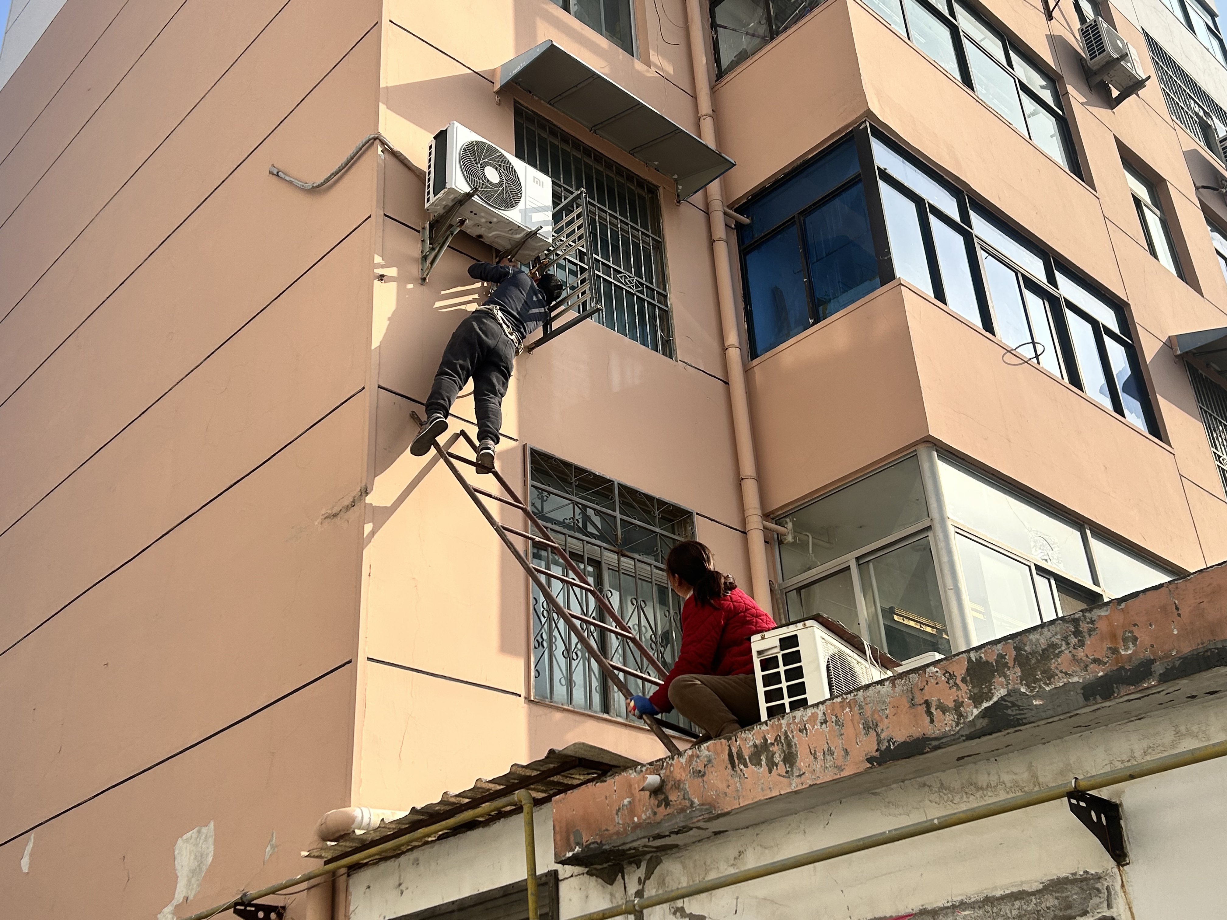 范莊社區拆除荷花小區兩處空調架脫落隱患.jpg