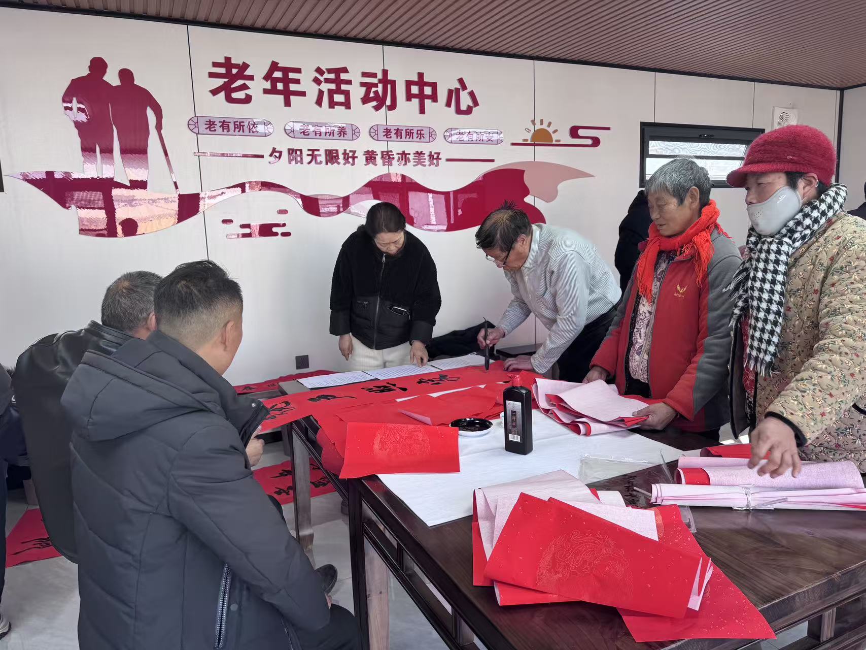 “筆墨迎新春 福字進萬家”勝利村開展新春寫春聯活動1.jpg